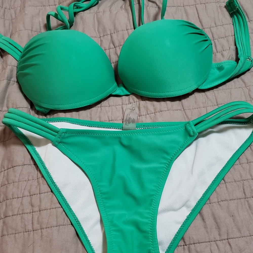 Green bombshell bikini